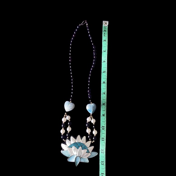 Vintage Lee Sands 1980's Large Mother of Pearl Lotus Flower Faux Pearl Necklace - Picture 5 of 5